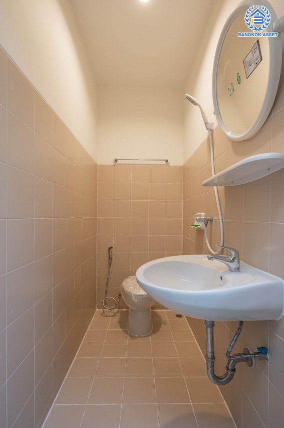 บ้านมือสองตกแต่งใหม่ โครงการ คาซ่าแกรนด์ รัตนาธิเบศร์-ราชพฤกษ์ บ้านเดี่ยวจากแบรนด์ Q.House เนื้อที่ 68 ตร.ว. ฟังก์ชัน 3 ห้องนอน 4 ห้องน้ำ 1 ห้องแม่บ้าน จอดรถได้ถึง 2 คัน พร้อม Facilities ครบครัน บนทำเลเดินทางสะดวก ติดถนนราชพฤกษ์ ใกล้เซ็นทรัลเวสต์เกต และรถไฟฟ้าสายสีม่วง "สถานีบางรักใหญ่"